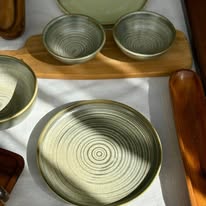 GREEN SWIRL PORCELAIN PLATE